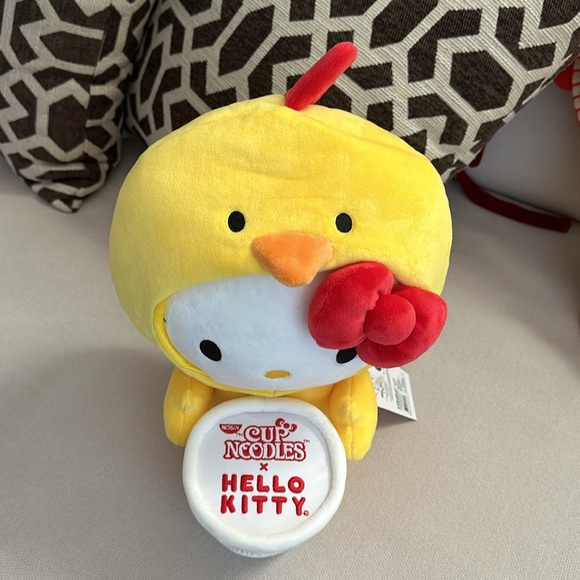 KIDROBOT NISSIN X HELLO KITTY PLUSH IN CHICKEN COSTUME HOLDING NOODLE CUP NWT - Picture 3 of 12